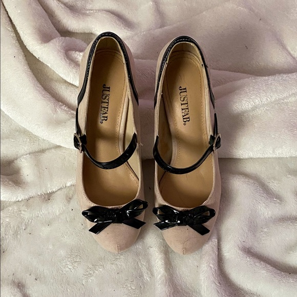 Cream heels with a black bow. - Picture 3 of 3